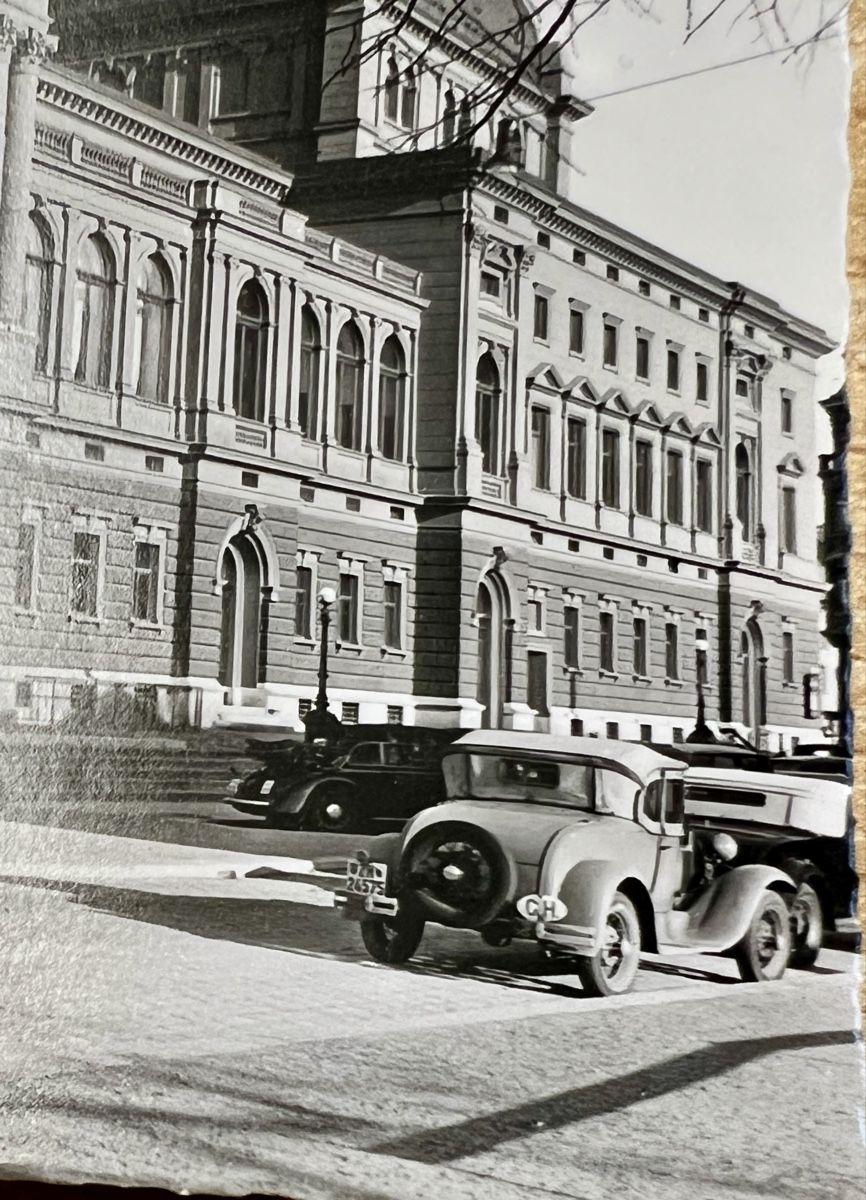 Ansichtskarten: AK Stadttheater Zürich mit Oldtimer auf Parkplatz. – Gebraucht aus Muotathal von OttoK01 2