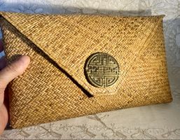 Pochette d'été Bali, paille tressée intérieur batik