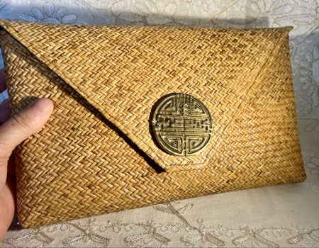 Pochette d'été Bali, paille tressée intérieur batik