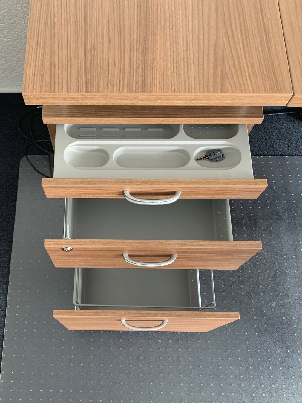Schreibtische: Bureau d'angle design avec caisson – Gebraucht aus Gland von Raggachris 3