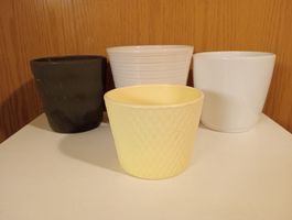 Set mit 4 Blumentöpfen. 2 weiße, graue und gelbe