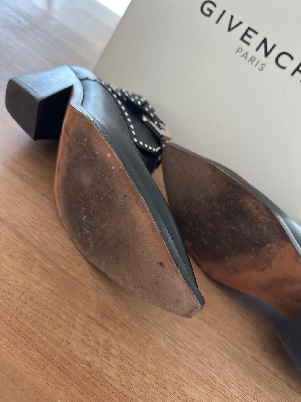 Givenchy Scarpe da donna: Givenchy Stiefeletten/Gr 39 – Usato da Hausen am Albis venduto da Mwtraining 2