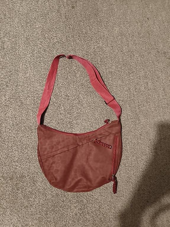 Sacs femmes: Umhänge Tasche bordeaux – D'occasion à Wollerau par ste_j59b