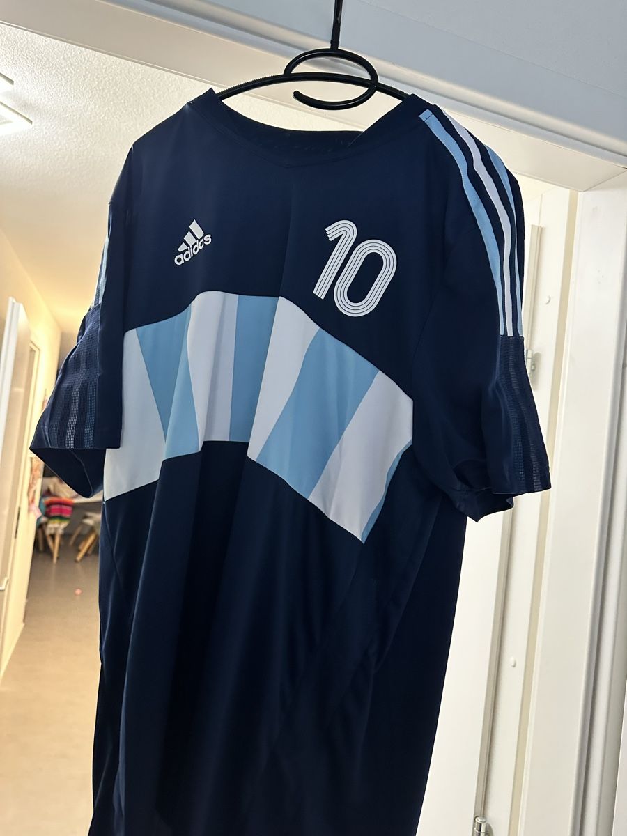 Adidas Canottiere & Pantaloni: Maillot fan Messi xl neuf – Nuovo e nell'imballaggio originale da Grancy venduto da arn_lmj6