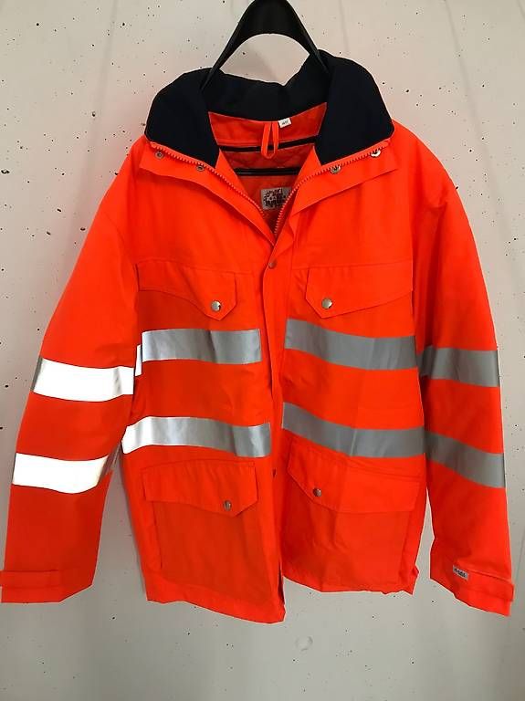 Giacche: Winterjacke mit orangen Innenfutter – Usato da Bätterkinden venduto da Murri01