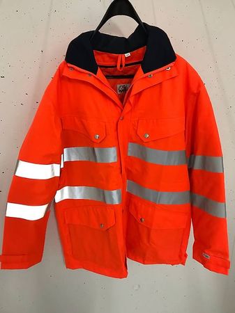 Winterjacke mit orangen Innenfutter