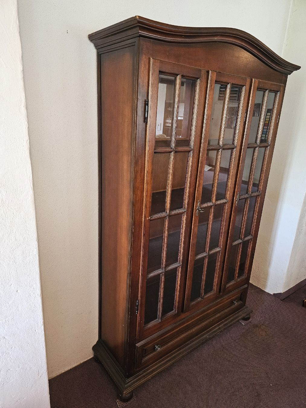 Vetrine: Elegante Glasvitrine mit Schublade – Usato da Meisterschwanden venduto da Hummer21 4