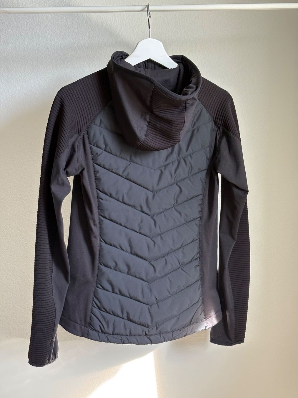 H&M Jacken: Schwarze Sportjacke mit Kapuze – Neu (gemäss Beschreibung) aus Zürich von bbbggg 2