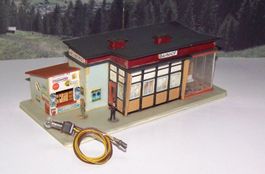 FALLER B-94 H0 Bahnhof Neuberg mit Figuren, Licht, Fertigbau