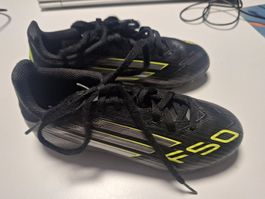 Adidas F50 Fussballschuhe mit festem Boden 33