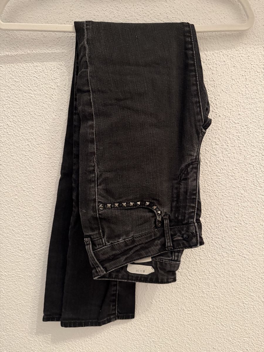 H&M Jeans: Jeans mit Details – Usato da Eschenbach LU venduto da Tatzi1