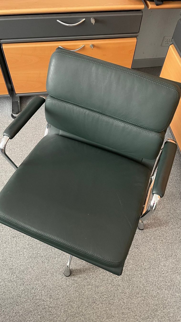 Vitra Sedie: 2 Vitra Eames Soft Pad Bürostühle Leder dunkelgrün – Usato da Muri b. Bern venduto da 4claudi 2