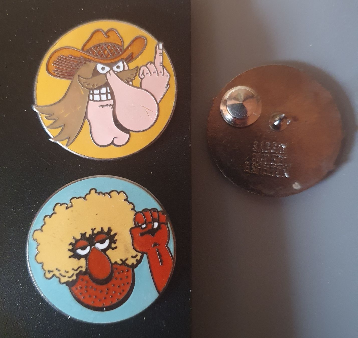 Placchette & Badge: 2 pin's Saggay grand format bd B. Shelton – Nuovo (secondo la descrizione) da Oron-le-Châtel venduto da Chrisvintage