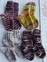 4 Paar Babysöckli Gr Neugeborene  handgestrickt neu 