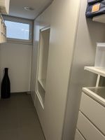 Schrank weiss mit Regalen und Kleiderstange