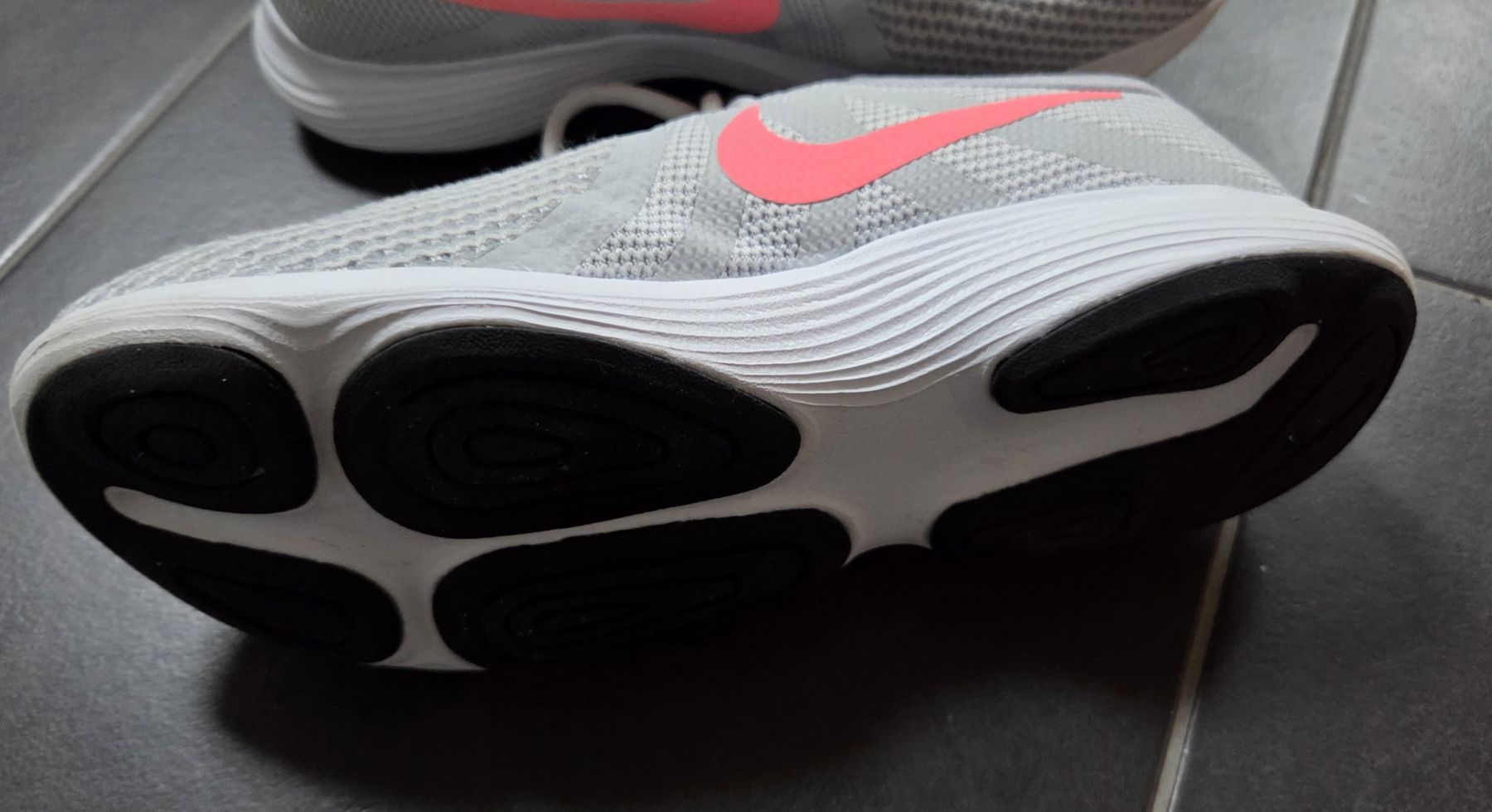Nike Scarpe da donna: Nike neuwertig Gr. 38 – Usato da Lyss venduto da Urma5 1
