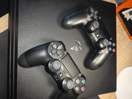 Sony PlayStation 4 Pro schwarz mit zwei Controllern, 1 TB