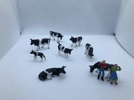 8 Kühe schwarz-weiss gefleckt mit Bauern (H0, 1:87)