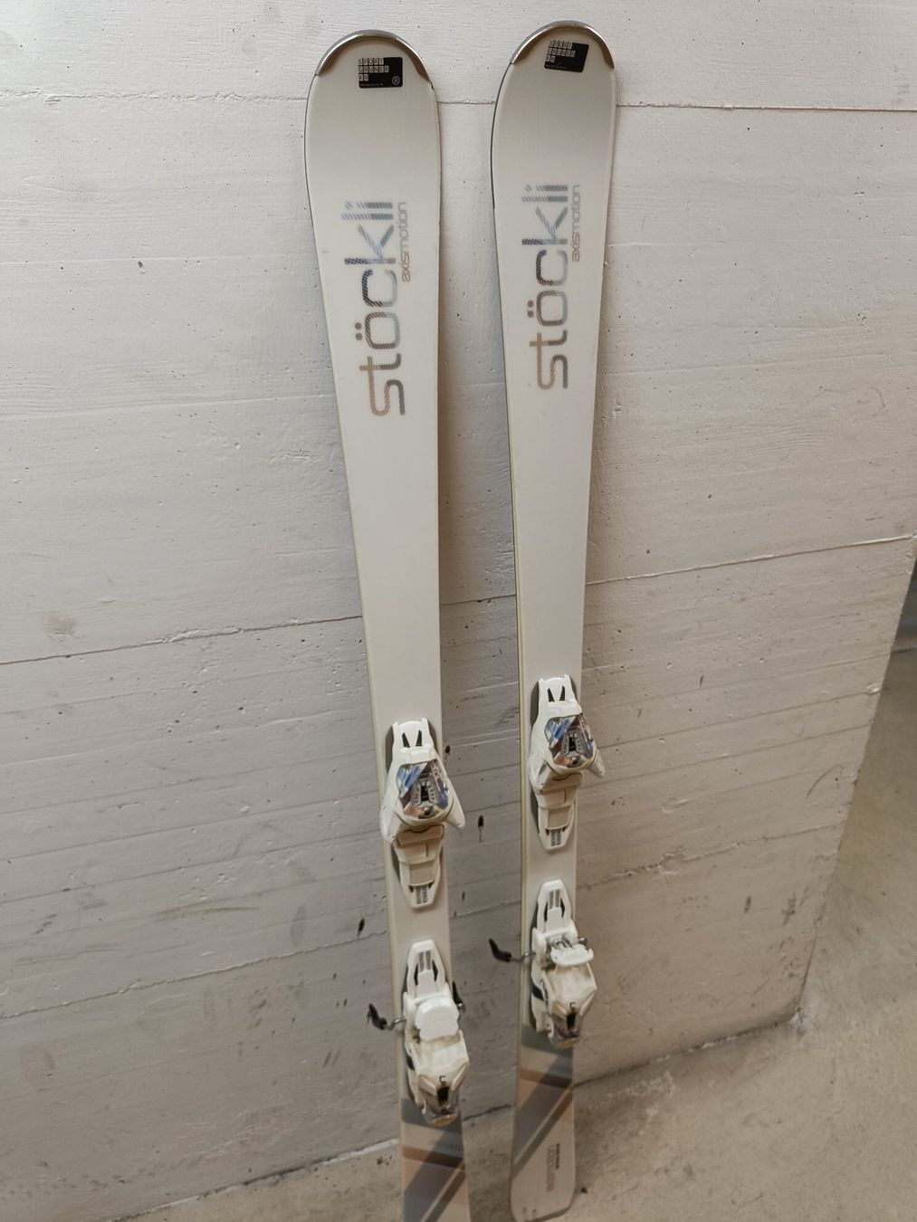Stöckli Skis: Stöckli Ski Axis Motion mit Bindung, 156cm – Gebraucht aus Uster von Tanoshimi
