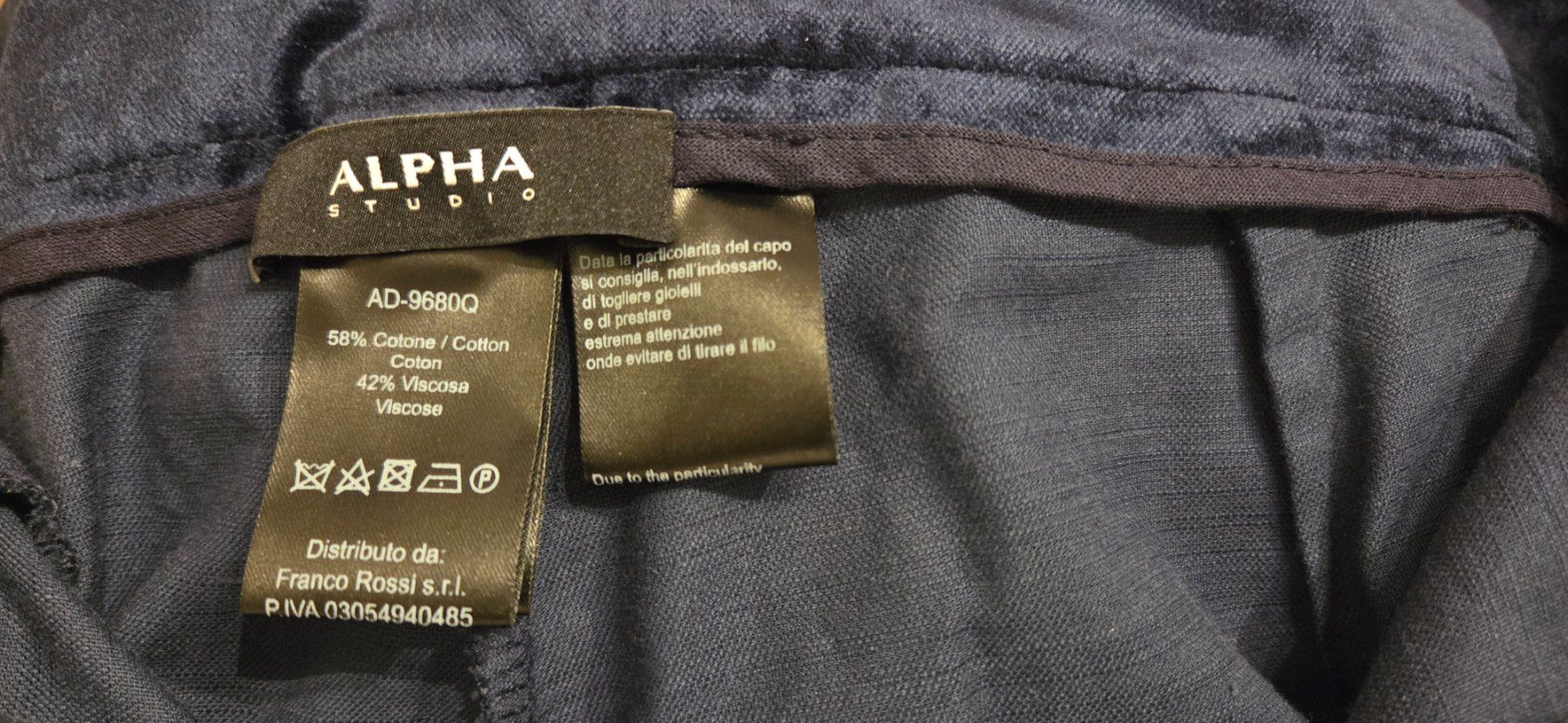Pantalons: Dunkelblaue Samthose, Gr. 42, elegant NEU – Neuf avec emballage d'origine à Wettswil par doe_x6nz 1