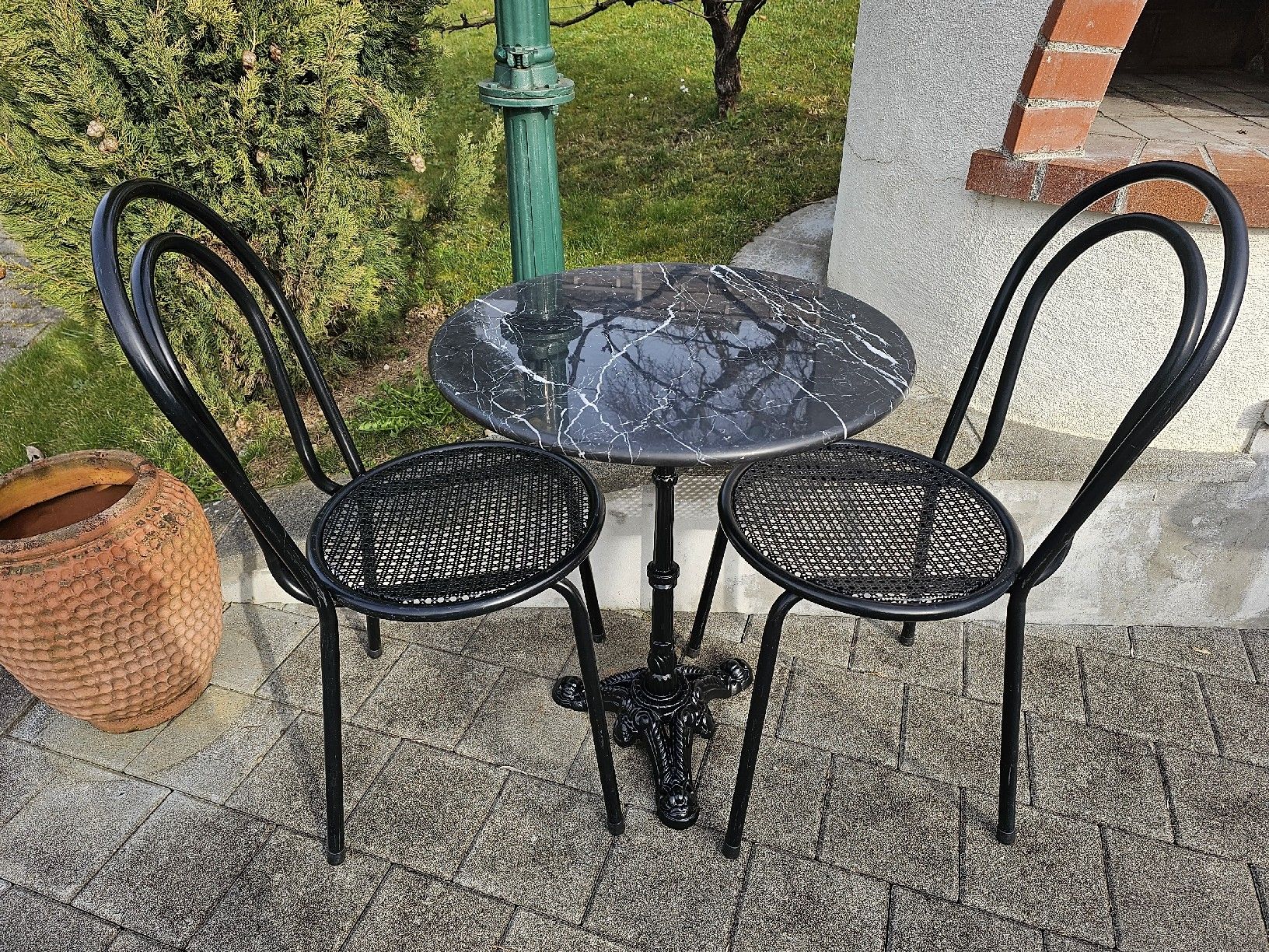 Set di tavolo e panche: Bistrotisch 2 Metallstühle Marmortisch – Usato da Villnachern venduto da hasta08 7