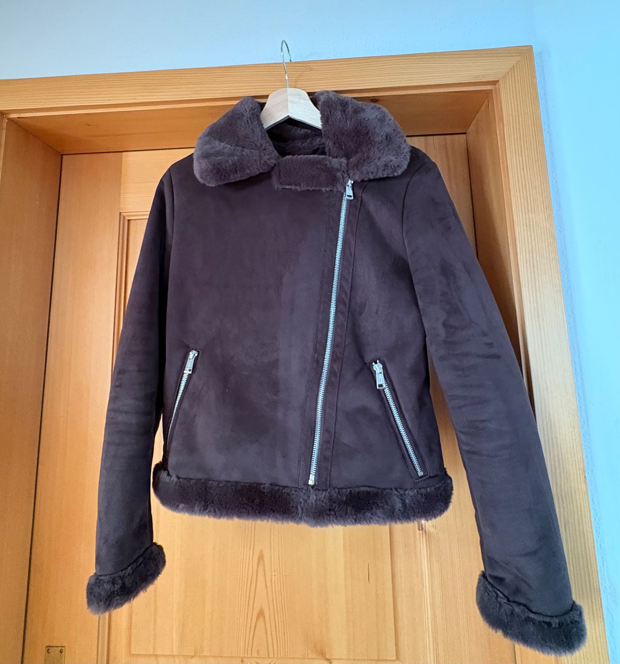 Guess Giacche: Neue Kunstlederjacke mit Kunstfell von Guess – Nuovo (secondo la descrizione) da Aeugst am Albis venduto da Bussel
