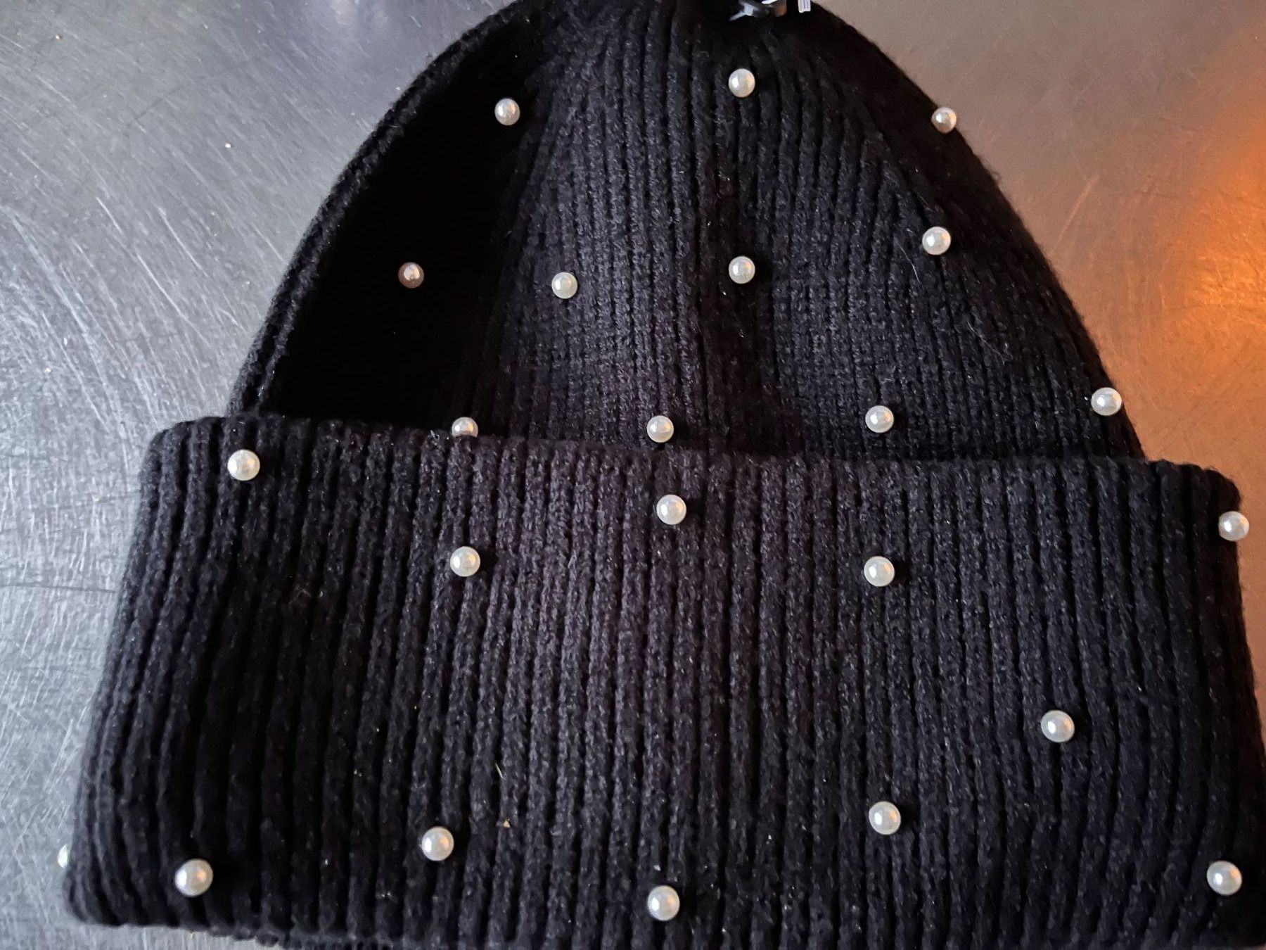 Hüte, Mützen & Caps: Grobstrick Mütze mit aufgenähten Perlen, schwarz – Neu und originalverpackt aus Adliswil von  2