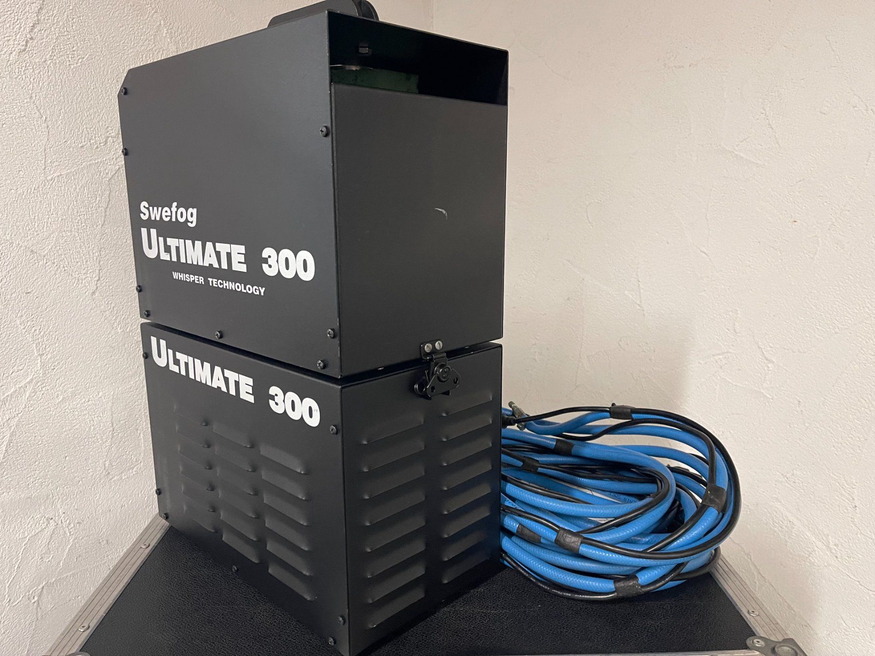 Tutte le macchine: SWEFOG Ultimate300DMX Hazer mit separatem Kompressor – Usato da Zizers venduto da fiduciar