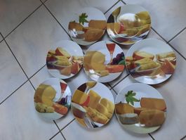8 ASSIETTES À FROMAGE, en PORCELAINE