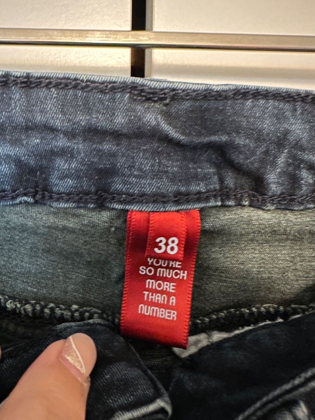 Jeans: Dunkelblaue Jeanshose (38) – Usato da Schaan venduto da Hermine2018 1