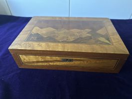 Holzkassette mit Intarsien und Spiegel gebrauchter Zustand