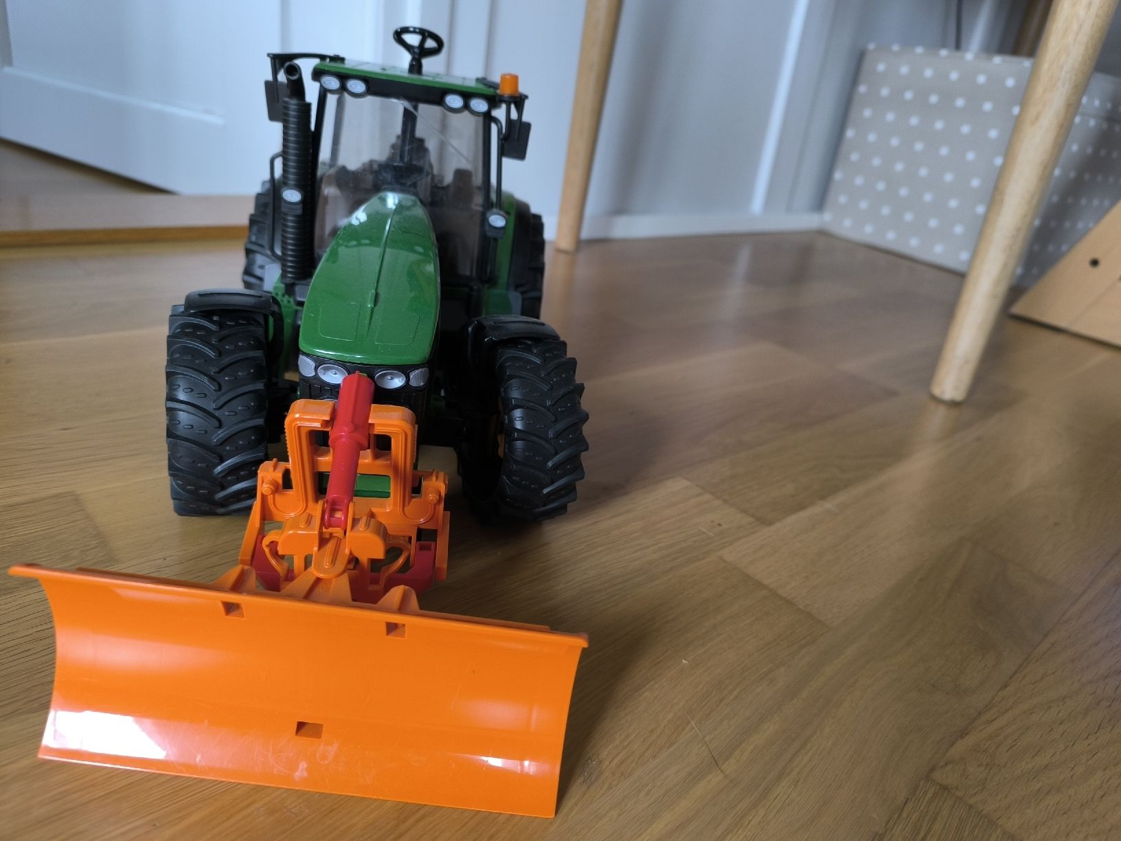 John Deere Trattori: John Deere Traktor mit Schneepflug – Usato da Madiswil venduto da dom_hn88