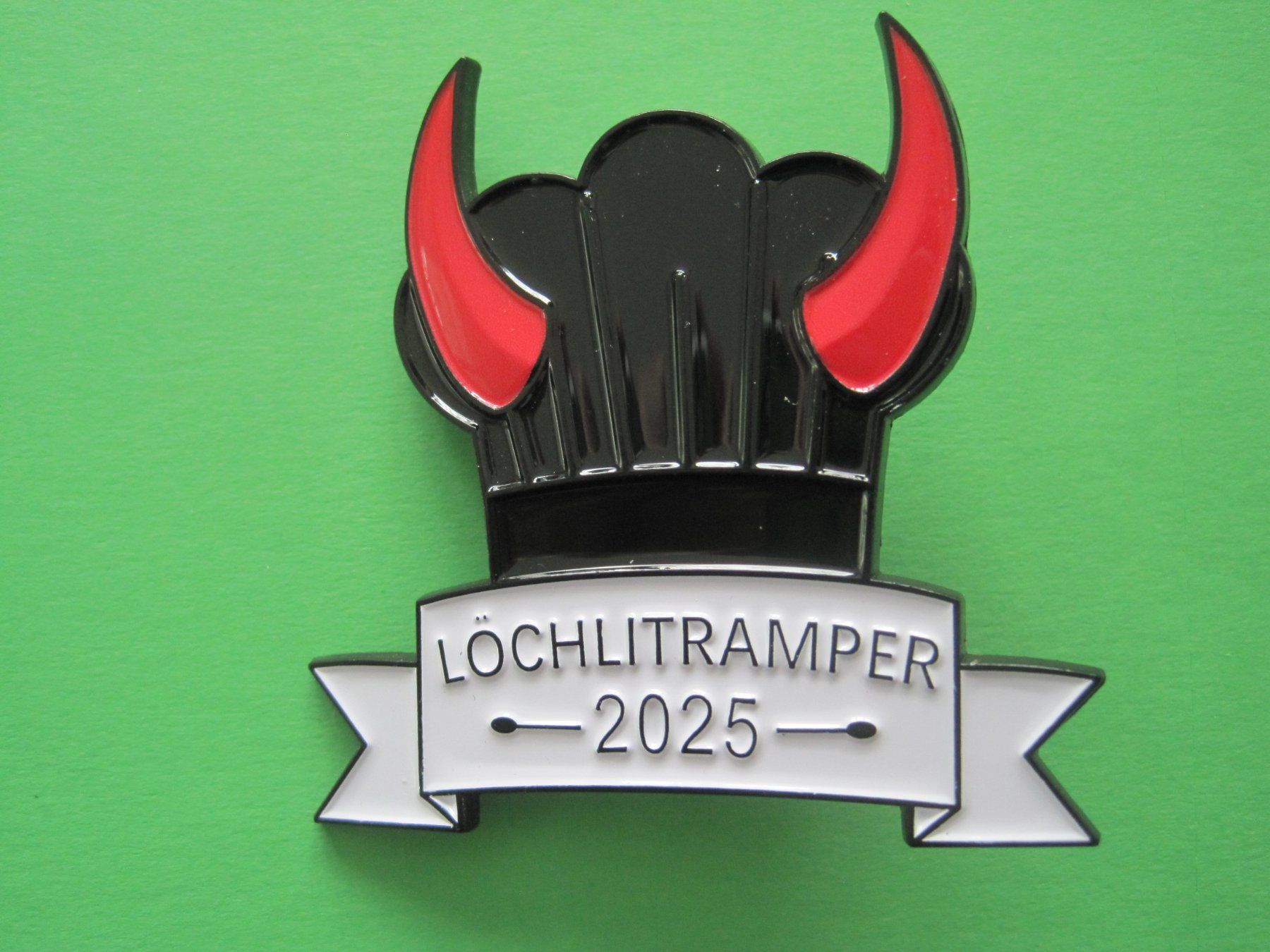 Placchette & Badge: Pin Stier Löchlitramper 2025  (1) – Nuovo e nell'imballaggio originale da Schachen LU venduto da moepsli5