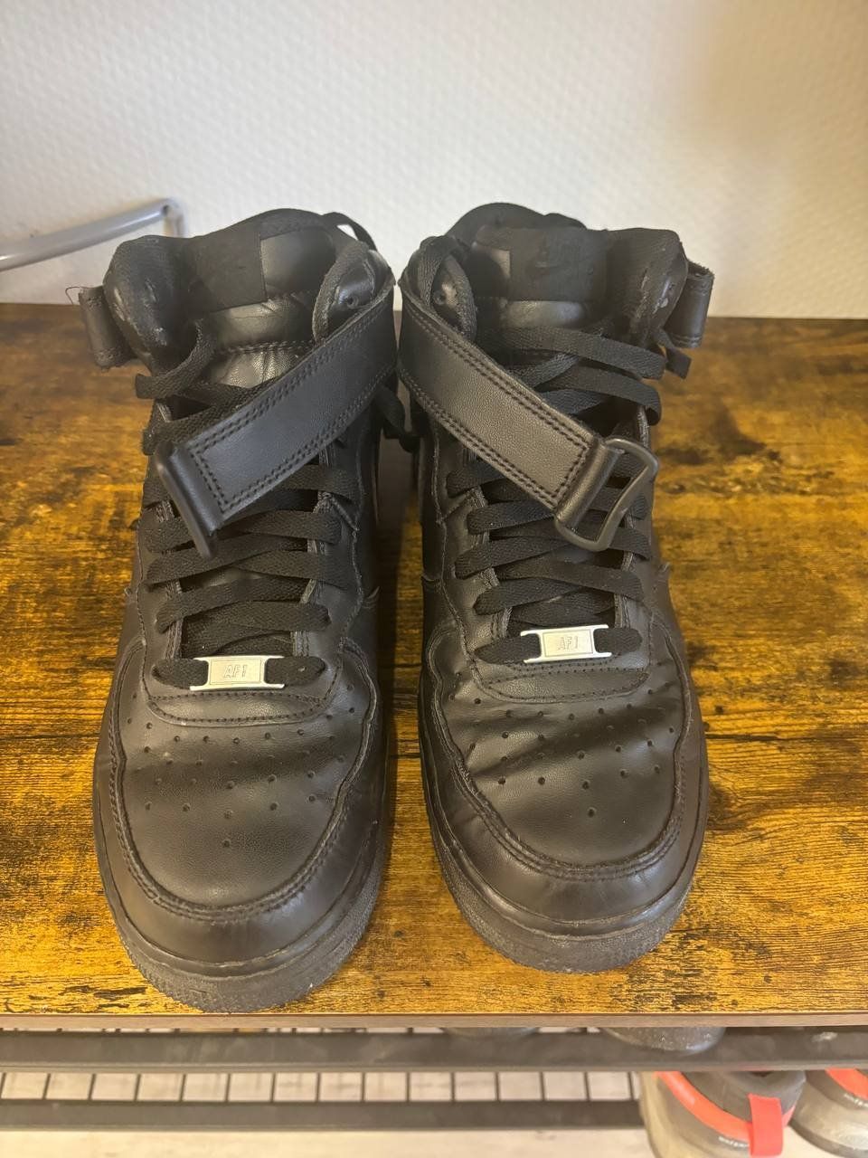 Nike Scarpe da uomo: Nike Air Force 1 High Schwarz Grösse 42.5 – Nuovo (secondo la descrizione) da Gossau ZH venduto da nyk_rnq7 1