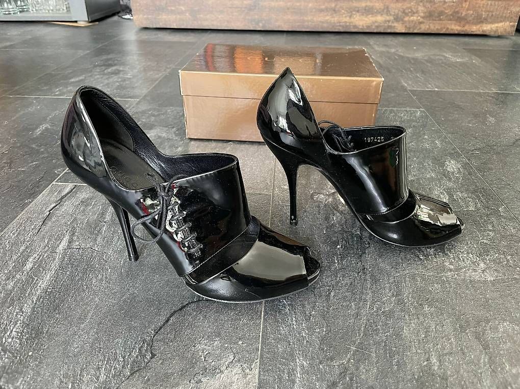 Scarpe da donna: Gucci Sandalen Schwarz Grösse 38.5 – Usato da Sissach venduto da Akimbaro 1
