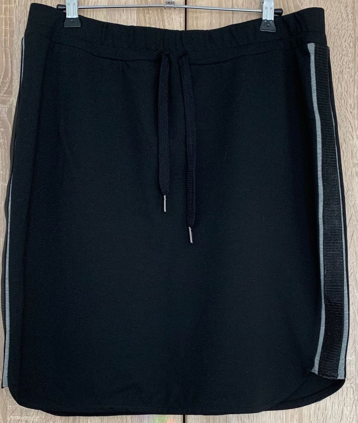 Gonne: One Two Jupe elastisch mit Seiten Band Gr XL – Usato da Nussbaumen AG venduto da brigitebardot