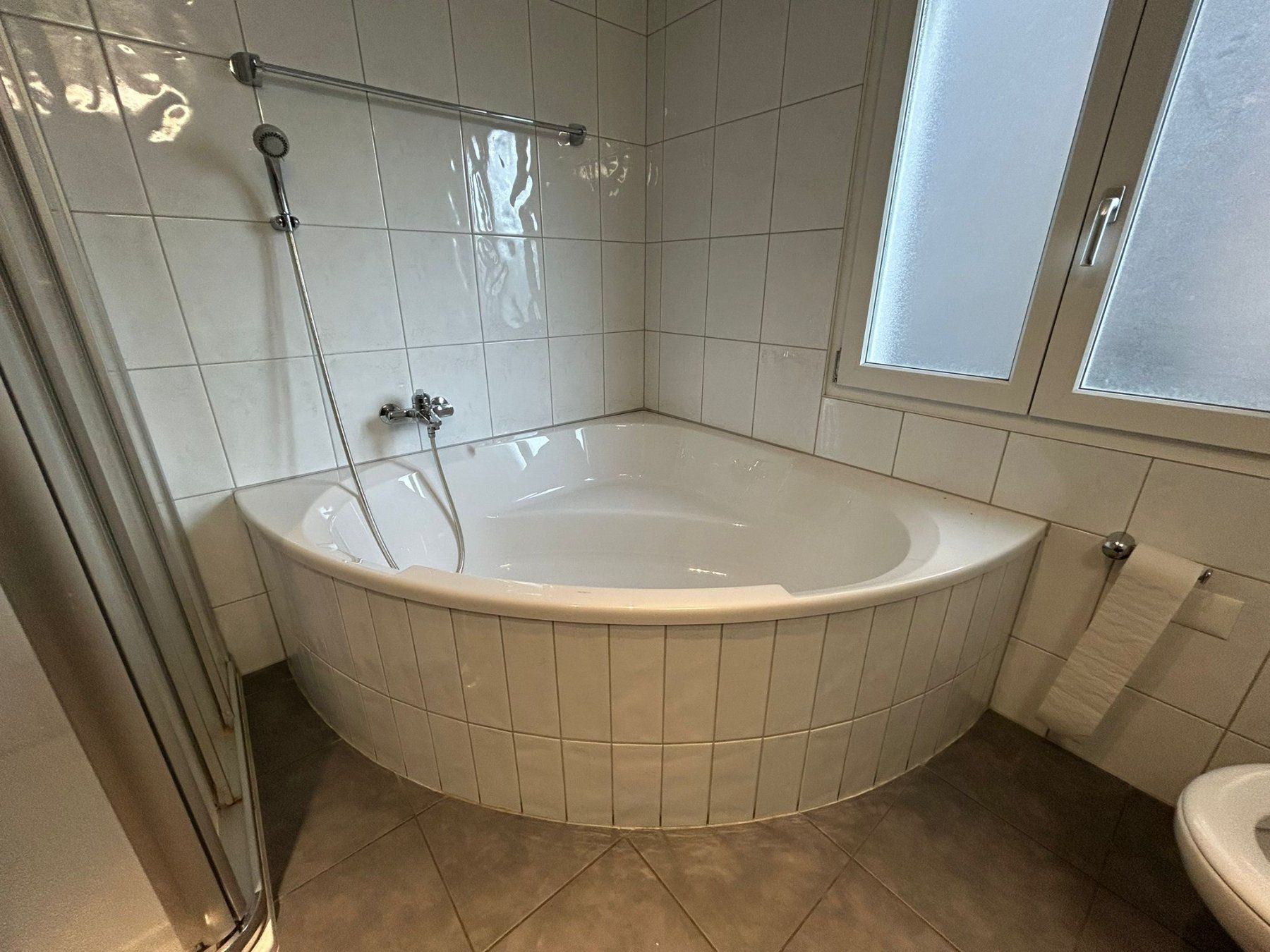Badewannen: Schnäppchen Eckbadewanne wenig gebraucht – Gebraucht aus Rothenthurm von lela75
