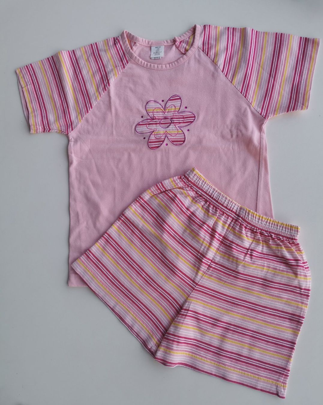 Pigiama & Simili: **HERZIGER SOMMER PYJAMA IN DER GR.116** – Usato da Flawil venduto da knallfix69