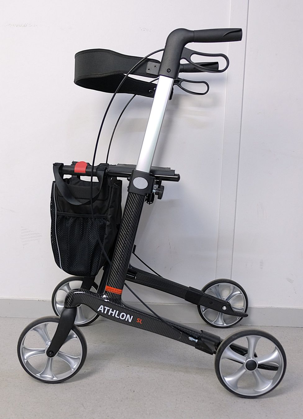 Aides à la marche: Birkenrot Rollator Athlon Carbon – D'occasion à Volketswil par brockipfannenstil 1