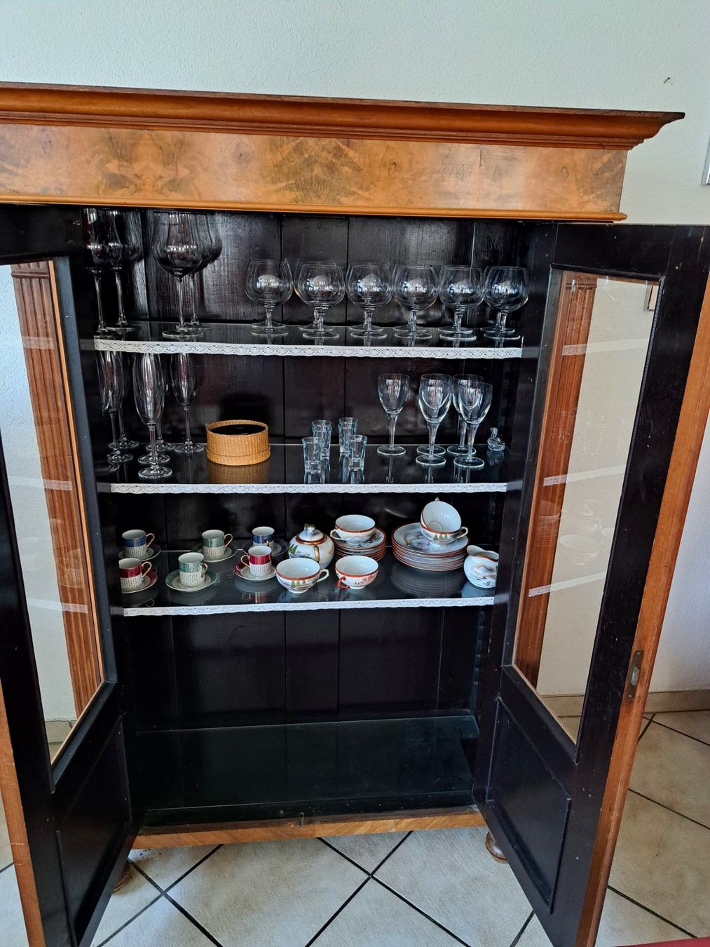 Vetrine: Biedermeier Vitrinenschrank Nussbaum ab 1Fr. – Usato da Wetzikon ZH venduto da Krauer.M 1