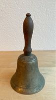 Antike Glocke mit Holzgriff