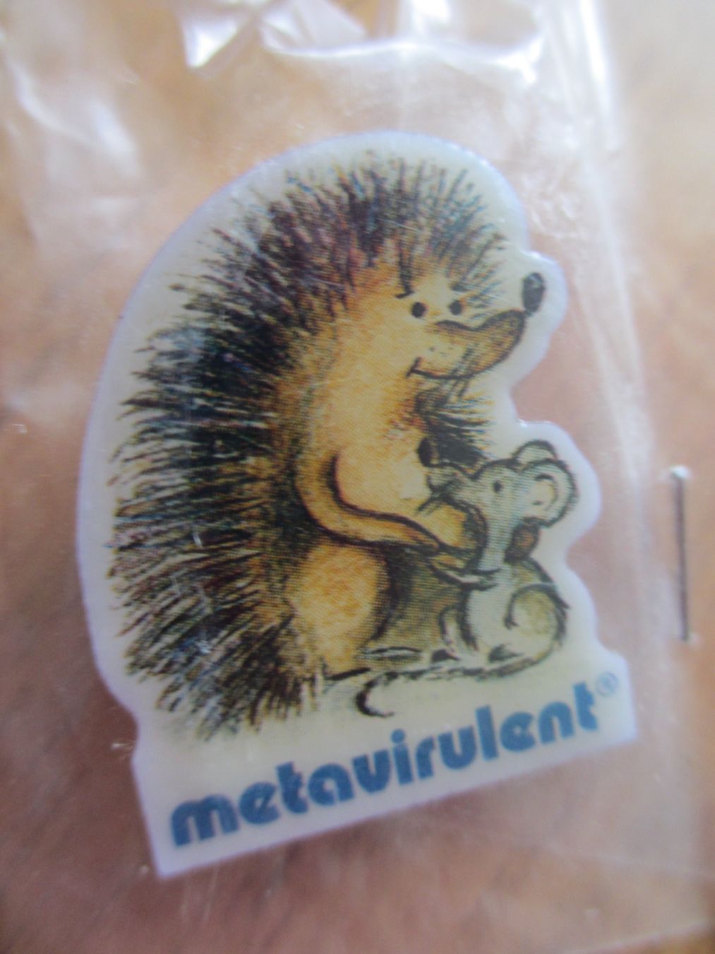 Plaquettes & Badges: Pin Igel mit Maus – Neuf (Voir description) à Herisau par fan_h9qj
