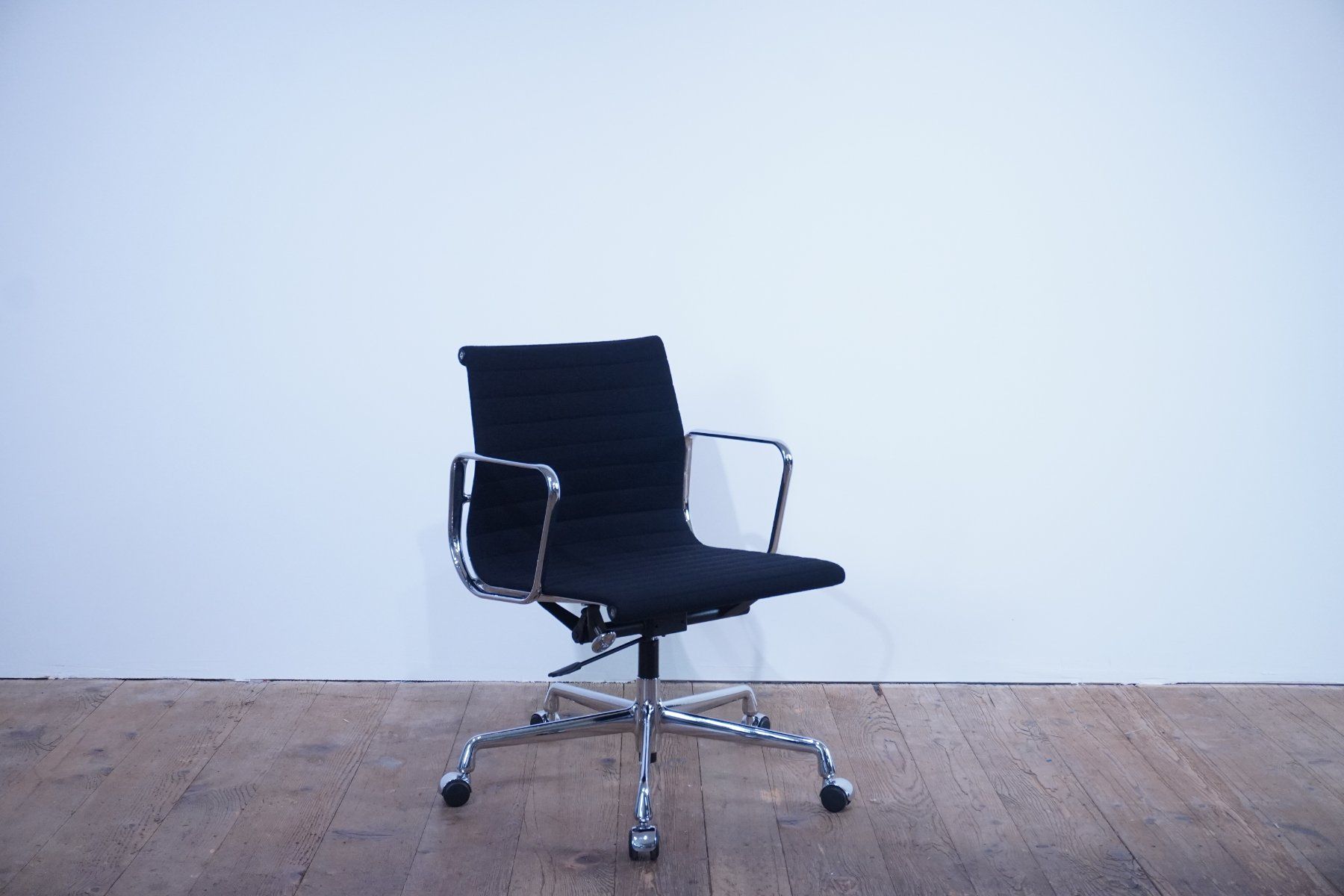 Vitra Sedie: Vitra Eames Alu Chair EA117 Hopsak nero – Usato da Bad Zurzach venduto da QLASSIQ
