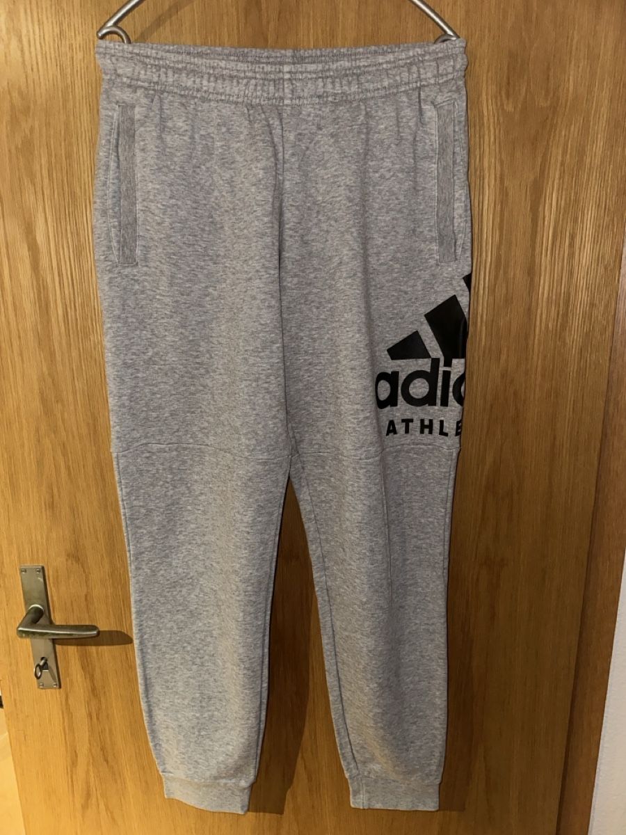 Adidas Pantaloni: Graue Adidas Jogginghose – Usato da Bazenheid venduto da mrslvtdc