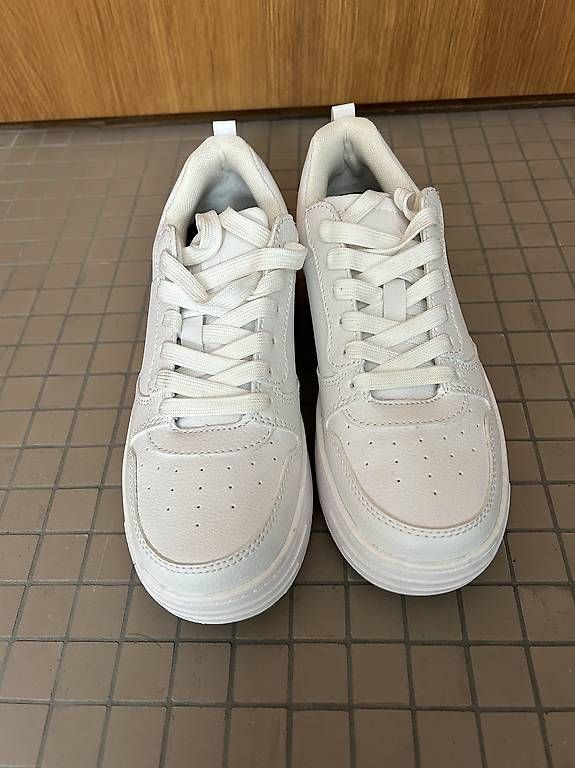 Pull&Bear Scarpe da donna: weisse Schuhe – Usato da Gais venduto da T_iziana