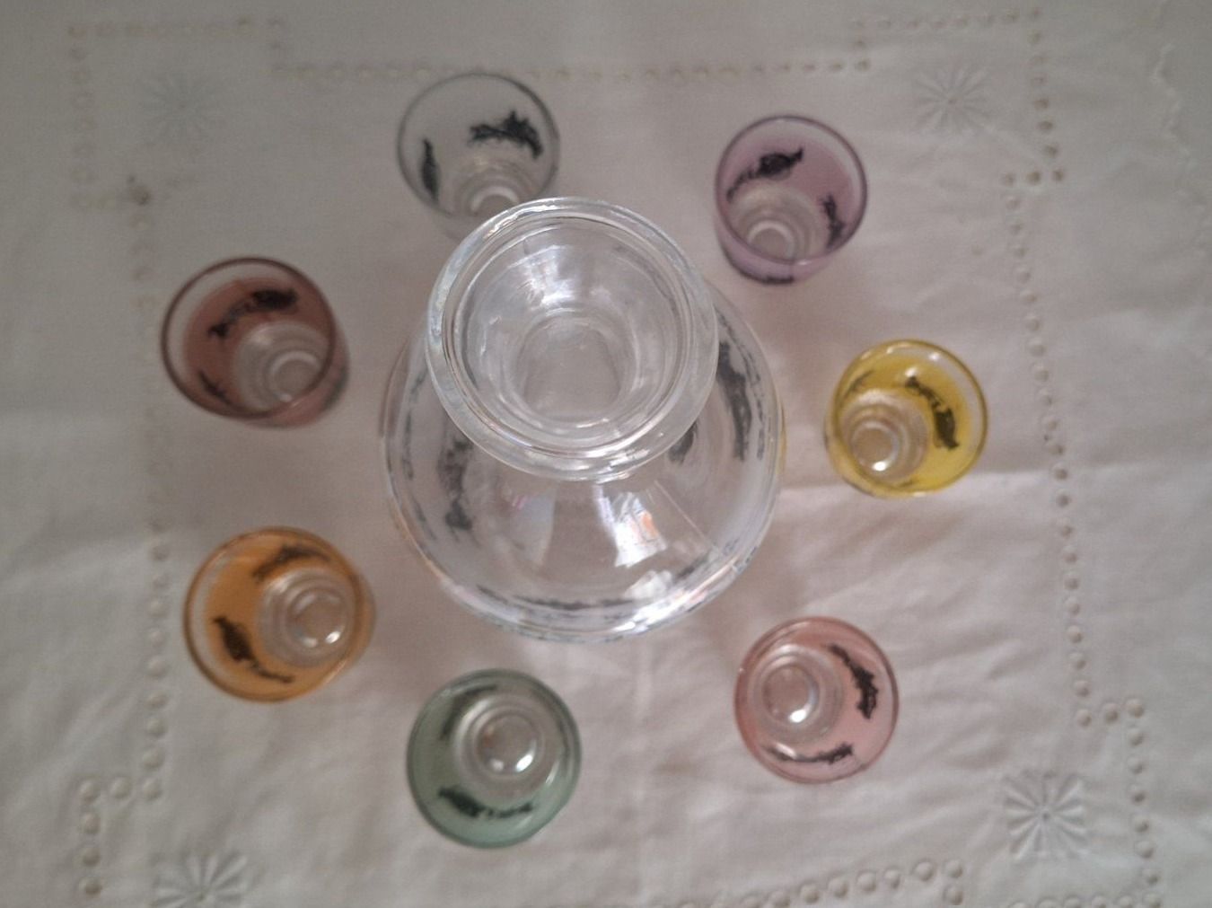 Altro: Vintage Schnaps-Lilör -Flasche , 7farbige  Gläschen , – Usato da Arlesheim venduto da shopradl 6