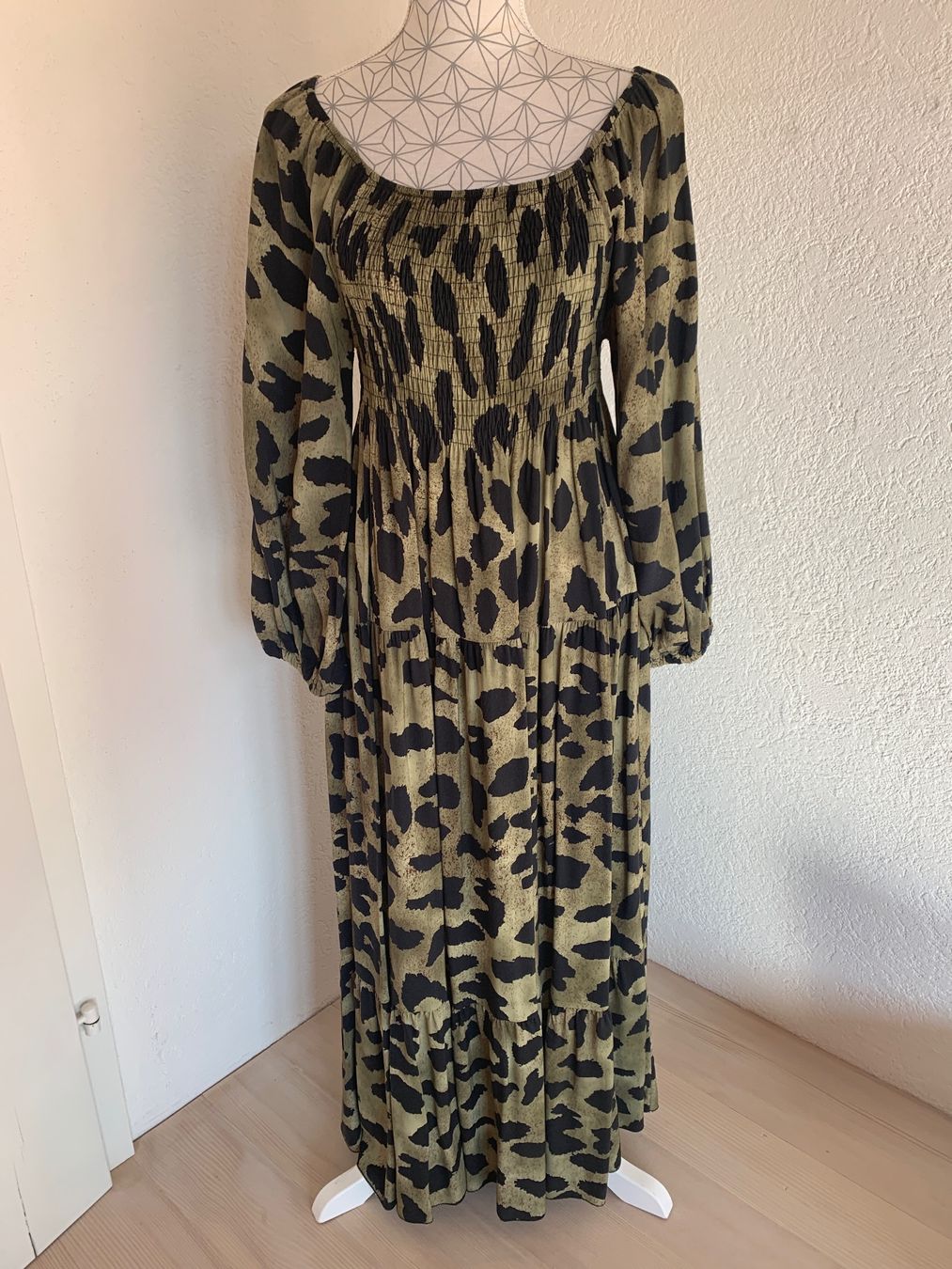 Kleider: Kleid mit Volant  grün/schwarz gemustert – Gebraucht aus Hölstein von dia_7d6n