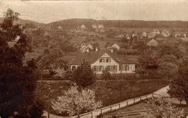 Wohnhaus mit Blick auf Streusiedlung
