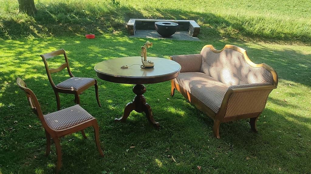 Set di tavolo e panche: Antike tisch, stühle, sofa set – Usato da niederhünigen venduto da Voupfoste
