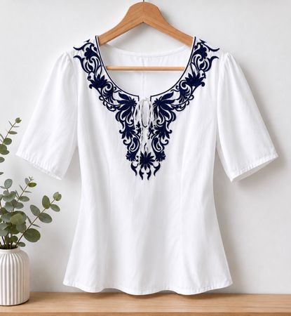 Damenbluse Weiss mit dunkelblauer Stickerei – Grösse XS